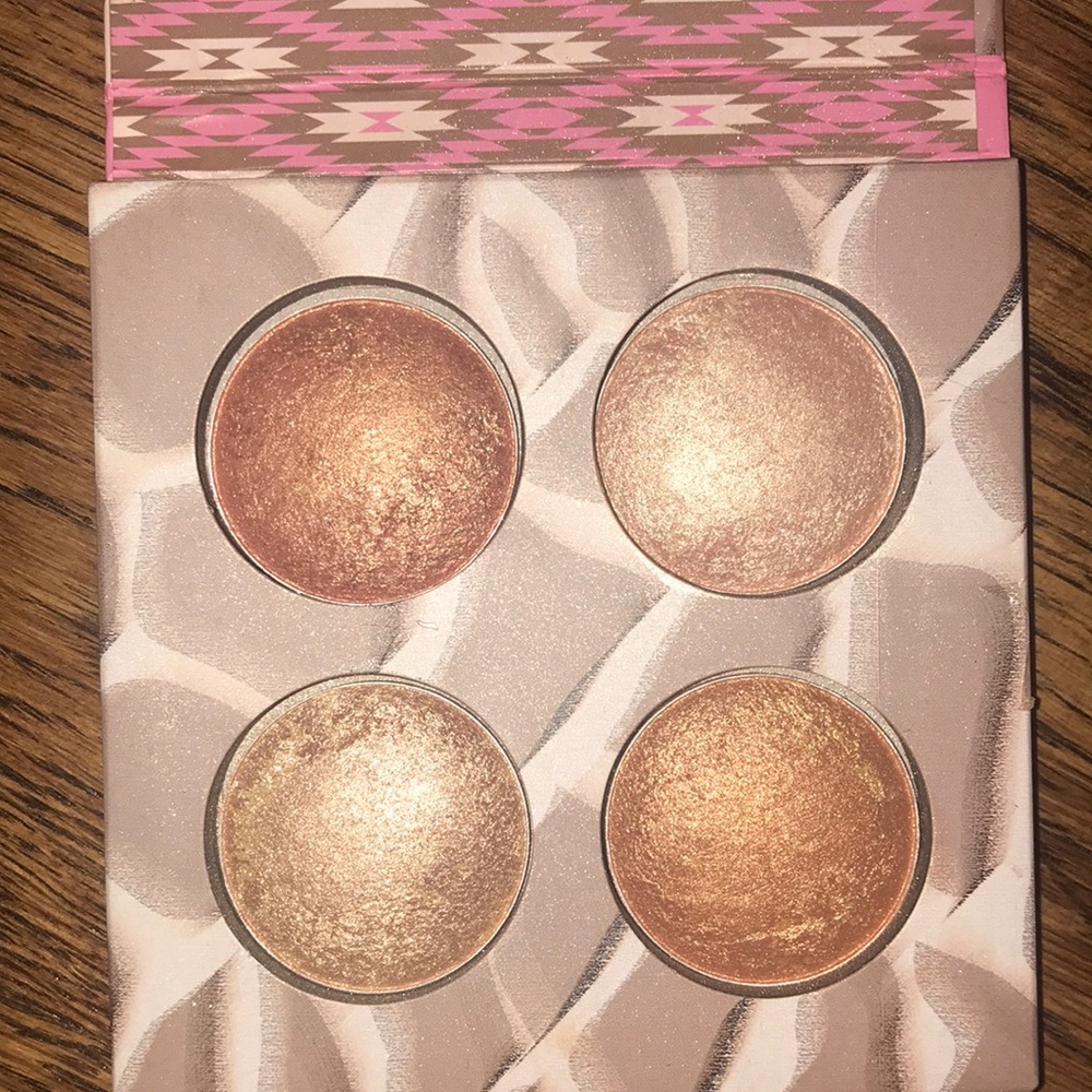 BH Cosmetics illuminating and bronzing pallet